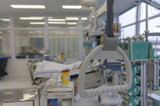 病院のベッド台形,病院でICUの医療換気器に接続されている患者を背景に,コロナウイルスによって引き起こされる肺炎患者を治療することができる場所covid 19. - 写真・画像
