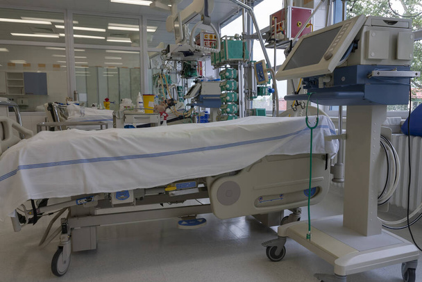 Ventilador médico y cama en la unidad de cuidados intensivos del hospital, un lugar donde se pueden tratar pacientes con neumonía causada por coronavirus covid 19
. - Foto, imagen