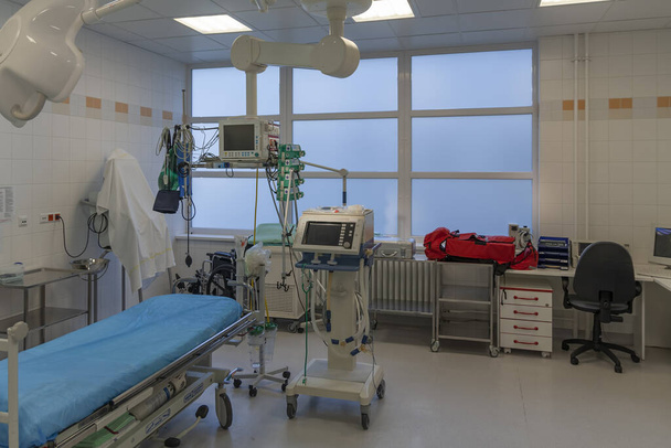 Recepción de emergencia, carro de transporte, ventilador médico y monitor en la UCI en el hospital, un lugar donde se pueden tratar pacientes con neumonía causada por coronavirus covid -19
 - Foto, imagen
