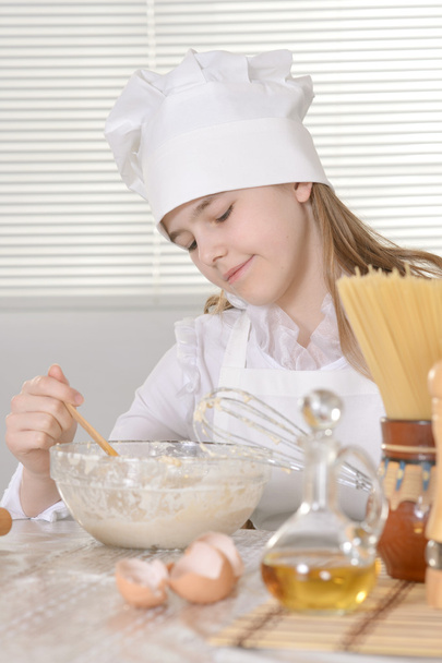 Girl cook the dough - Valokuva, kuva