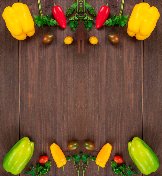 フレーム形状、カラフルな野菜やコピースペースとフラットレイ。新鮮なピーマン,チェリートマトとパセリ.健康食品の種類 - 写真・画像