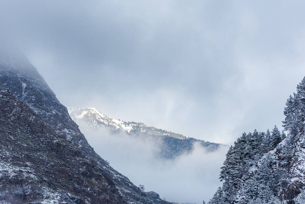 Śnieżne góry po obfitych opadach śniegu w Andorze. - Zdjęcie, obraz