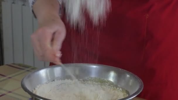 Simple food, pie making. The woman pours out sifts flour through a special sieve and adds it to the ingredients for the cake. Zooming. Close up. Siberia. - Filmagem, Vídeo