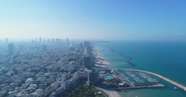 Lo skyline di Israele da un drone. Vista aerea panoramica sopra la costa di Tel Aviv città moderna e business con alberghi, mare e spiaggia. Orizzonti mediorientali
 - Filmati, video