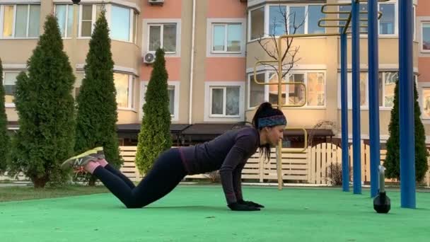 Jóvenes y Fit Woman.Doing entrenamiento deportivo y hacer ejercicio al aire libre por la mañana
 - Imágenes, Vídeo
