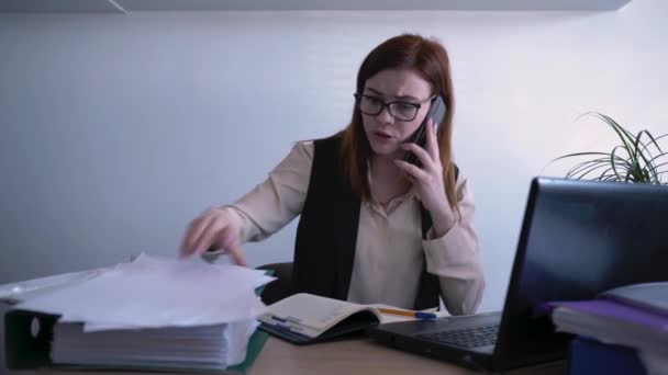 stres v práci, zaměstnankyně je nervózní a křičí z hněvu na zaměstnance při telefonování kvůli špatné práci, problémům v práci nebo neúspěchu v podnikání - Záběry, video