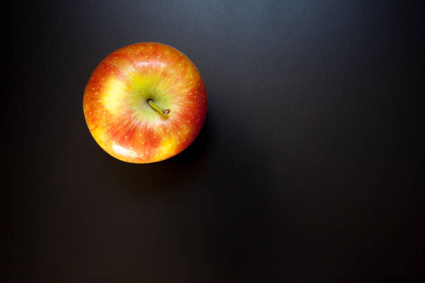 Omena mustalla pöydällä, ruokatausta. Eristetty omena - Valokuva, kuva
