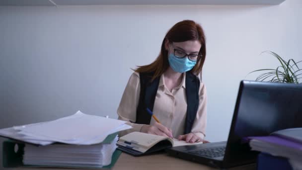 egészségügyi ellátás, fiatal nő szemüveggel látás, egy irodai dolgozó rossz egészségi állapotú orvosi maszk használ fertőtlenítő, hogy megvédje a vírus és a fertőzés, coronavirus pandémia, COVID-19, karantén - Felvétel, videó