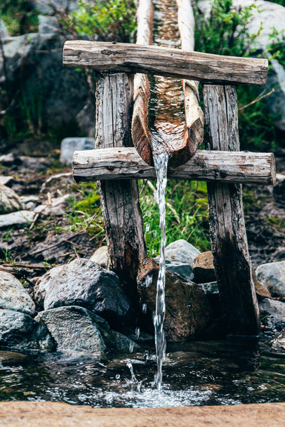 aqueduc en bois du ruisseau, irrigation et distribution d'eau à travers une auge en bois, étanchant la soif par temps chaud
 - Photo, image