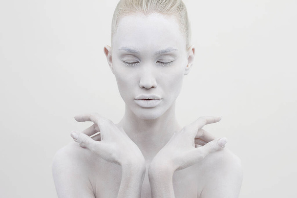 beautiful naked woman in white paint. beautiful nude girl body art - Valokuva, kuva