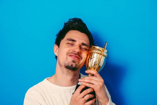 man with a golden cup - Foto, afbeelding