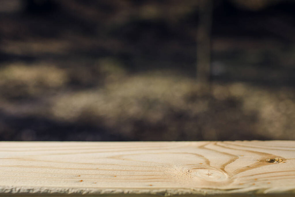 Dřevěný stůl top na rozmazat abstraktní zelené ze zahrady v ranním pozadí.Pro zobrazení produktů nebo design klíčového vizuálního rozložení - Fotografie, Obrázek