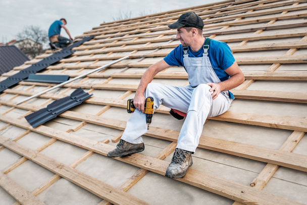 сидячий і відпочиваючий професійний майстер даху
 - Фото, зображення