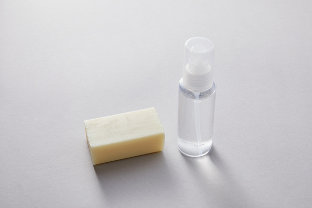 dezinfekční prostředek na ruce ve spreji láhev a antibakteriální mýdlo na bílém pozadí - Fotografie, Obrázek