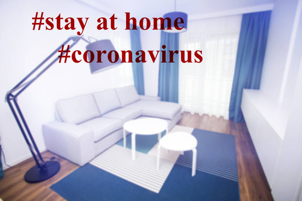 Μένοντας στο σπίτι με αυτο καραντίνα για να βοηθήσει αργή έξαρση και την προστασία coronavirus spread.Appartment εσωτερικό με διαμονή στο σπίτι κείμενο. - Φωτογραφία, εικόνα