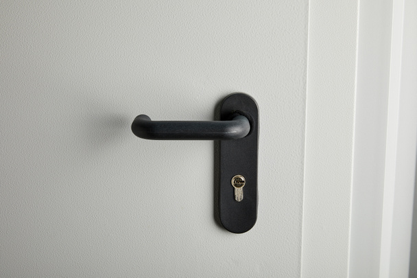 tiszta szürke fém ajtó fekete fogantyúval fertőtlenítés után - Fotó, kép