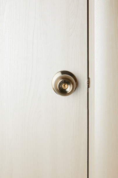 clean white wooden door with metal handle after disinfection - Zdjęcie, obraz
