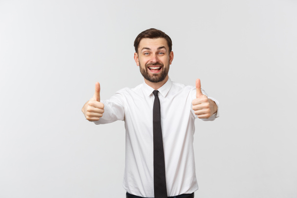 Boldog mosolygós fiatal üzletember hüvelykujjal felfelé gesztus, elszigetelt fehér háttér - Fotó, kép