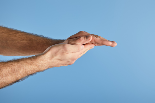 частичный взгляд человека, моющего руки изолированы на синий
 - Фото, изображение
