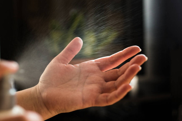 Mãos usando spray anti-séptico de perto, em casa a cada hora
 - Foto, Imagem