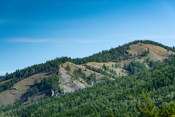 青い空の下の穏やかな緑の丘山の風景のパノラマ夏のハイキングのための谷 - 写真・画像
