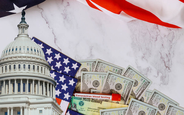 Senat i Izba Reprezentantów Rządu Stanów Zjednoczonych pakiet stymulacyjny pakiet finansowy rząd dla ludzi, flagi amerykańskiej i banknotów gotówkowych dolara amerykańskiego - Zdjęcie, obraz