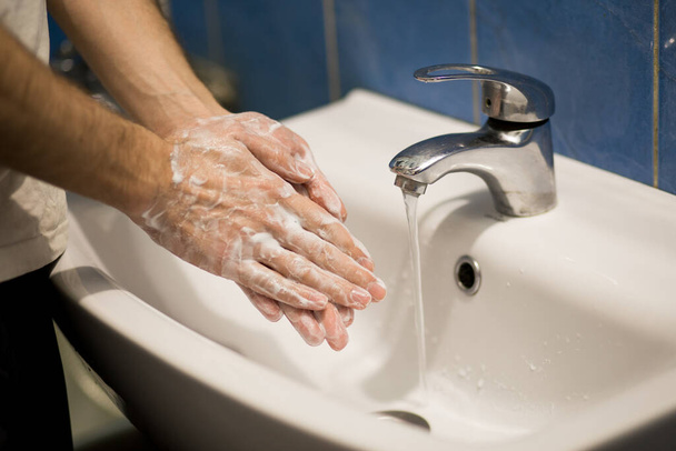 Miesten kädet pesu saippuavedellä pesualtaassa. Hygieniatavat
 - Valokuva, kuva