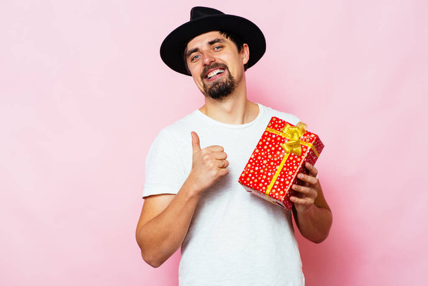 man holding a gift box - Foto, afbeelding