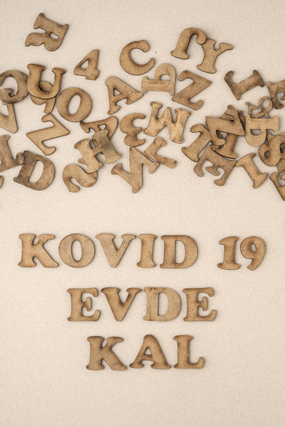 Επιδημικός ιός του κόρωνα covid-19 γραμμένο στα τουρκικά. Kovid σημαίνει covid στα τουρκικά - Φωτογραφία, εικόνα