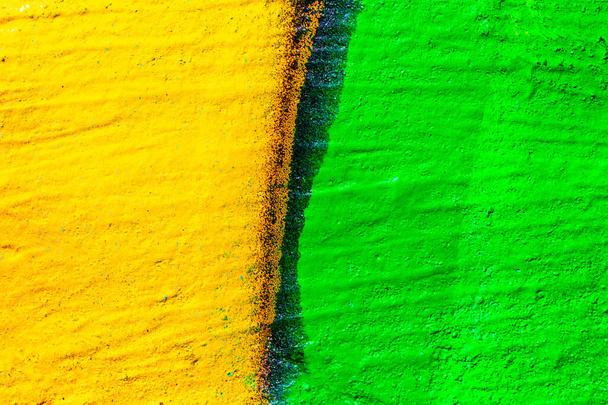 Fragmento de grafite colorido pintado em uma parede de concreto. Fundo abstrato amarelo e verde brilhante para design
. - Foto, Imagem