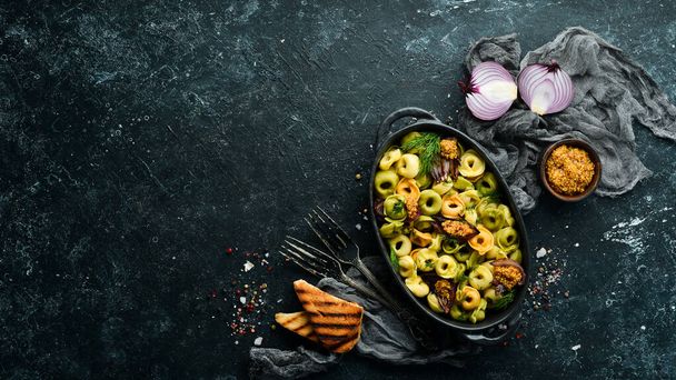 Ιταλική κουζίνα. Ραβιόλι με κρεμμύδια και μουστάρδα. Στο πάνω μέρος. Ελεύθερος χώρος για το μήνυμά σας. Ρουστίκ στυλ. - Φωτογραφία, εικόνα