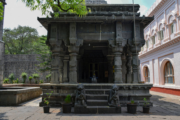 Vorderansicht des alten Hindu-Tempels in einem indischen Dorf - Foto, Bild