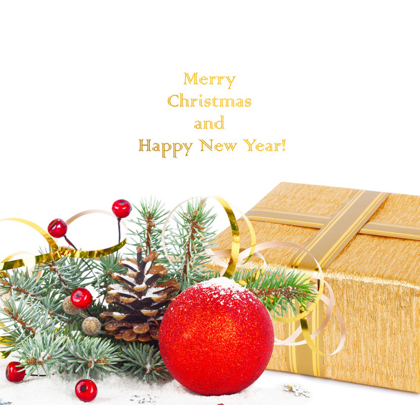 Vánoční strom větev zlaté hadec, dárkové krabice a červené sph - Fotografie, Obrázek