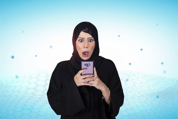 Árabe enferma sorprendió a mujer joven sosteniendo móvil. nariz roja
  - Foto, imagen