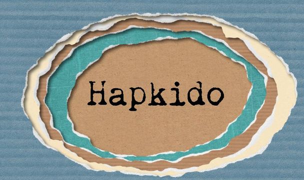 Hapkido - palabra escrita a máquina en fondo de agujero de papel andrajoso - Arte marcial coreano- concepto ilustración andrajosa
 - Foto, Imagen