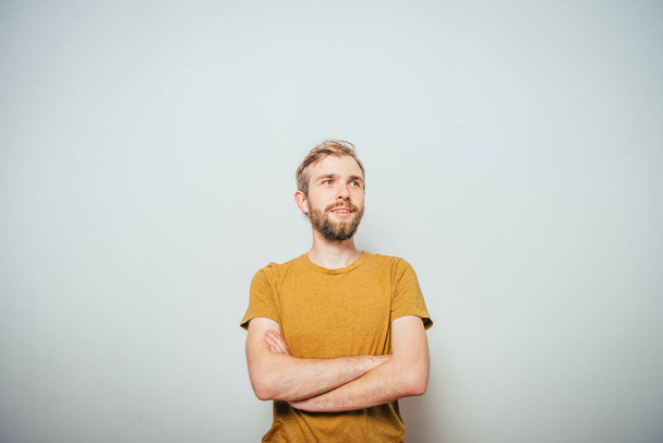 Портрет мужчины со сложенными руками - Фото, изображение