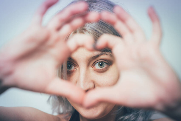 mujer haciendo una mano corazón marco - Foto, Imagen