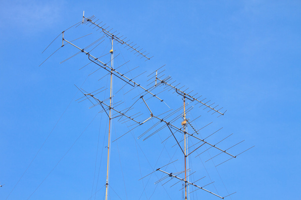 televizyon anteni çatı üzerinde - Fotoğraf, Görsel