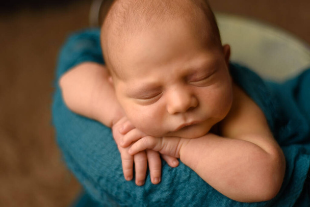 Hermoso bebé recién nacido descansando sus manos sobre su cara
 - Foto, Imagen
