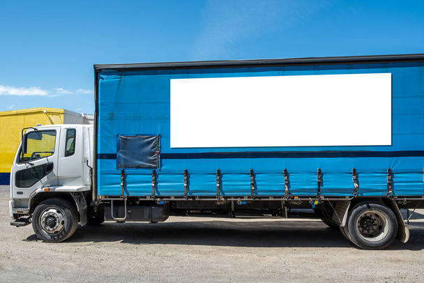 Μεγάλο φορτηγό μεταφοράς εμπορευμάτων με μεγάλο χώρο κείμενο - πλευρική άποψη - Φωτογραφία, εικόνα