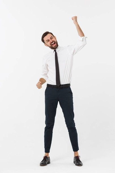 полнометражный портрет счастливого бизнесмена в формальной одежде с поднятыми руками. изолированные на белом фоне
. - Фото, изображение