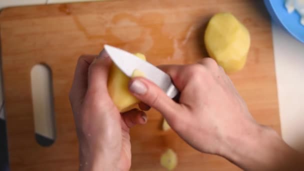 女性の手でジャガイモをナイフで剥離 - 映像、動画