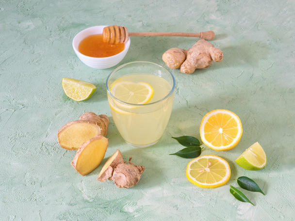 Bebida antiviral con limón, miel y raíz de jengibre, fortalecimiento del concepto de inmunidad - Foto, imagen