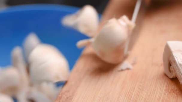 Mãos de mulher jovem cortando cogumelos
 - Filmagem, Vídeo