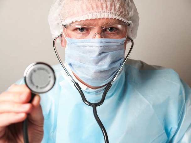 Doctor with a stethoscope ready to check a patient - Foto, afbeelding