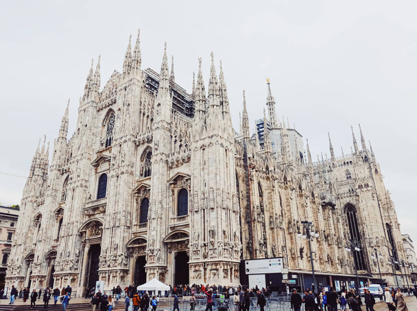 Katedra w Mediolanie znana jako Duomo di Milano, zabytkowy budynek i słynny zabytek regionu Lombardii w północnych Włoszech - Zdjęcie, obraz