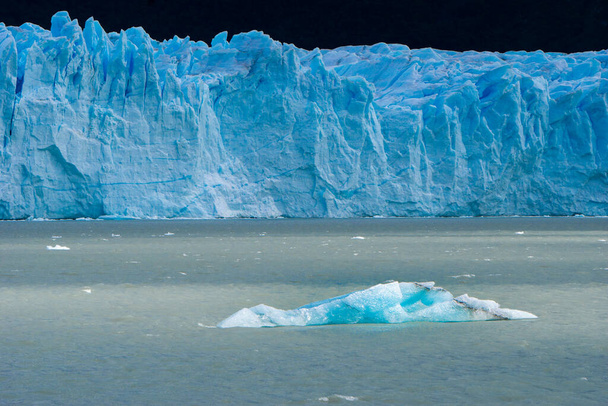 Szürke gleccser a szürke tóban a dél-patagóniai jégmezőn, Chilében - Fotó, kép