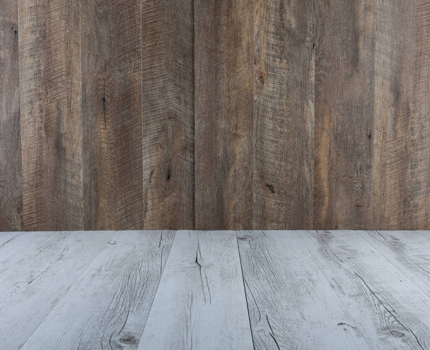 Mesa de madeira rústica branca com fundo de madeira marrom e espaço de cópia
 - Foto, Imagem