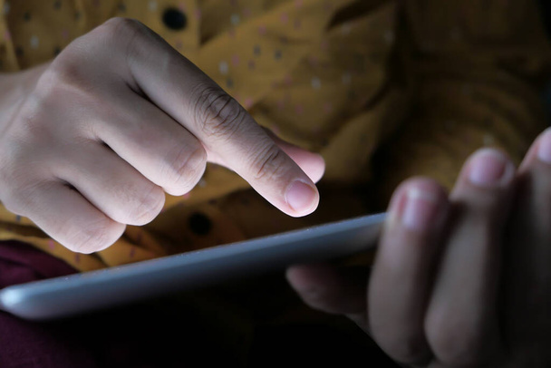 Close up donna utilizzando tablet digitale indoor
. - Foto, immagini