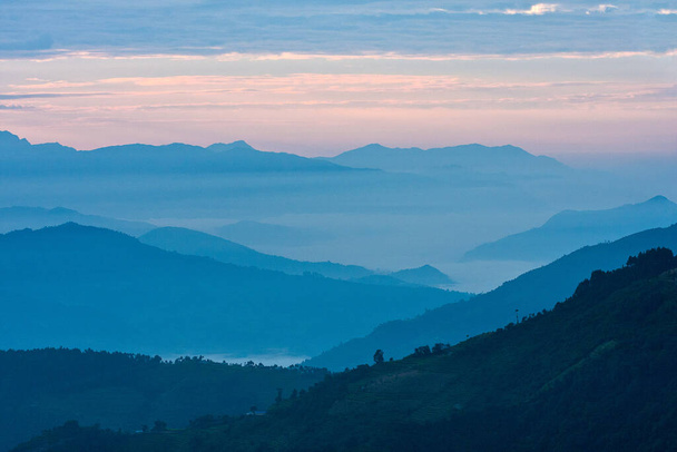 Veduta delle montagne nei raggi di luce del mattino presto, in Himalaya, Langtang National Park, Nepal
 - Foto, immagini